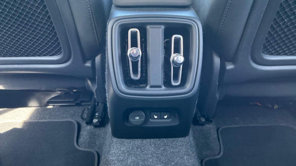Volvo XC40 2.0 B4P Ultra Black Edition 5dr Auto Petrol Estate - Image 17