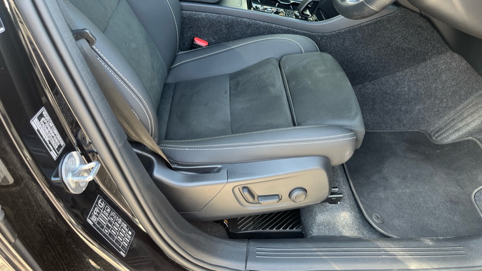 Volvo XC40 2.0 B4P Ultra Black Edition 5dr Auto Petrol Estate - Image 23
