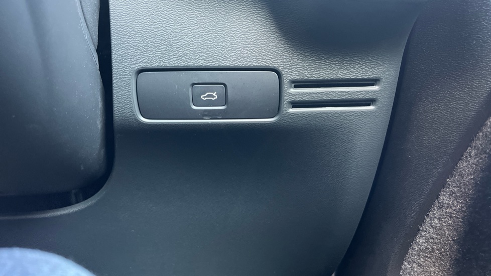 Volvo XC40 2.0 B4P Ultra Black Edition 5dr Auto Petrol Estate - Image 26