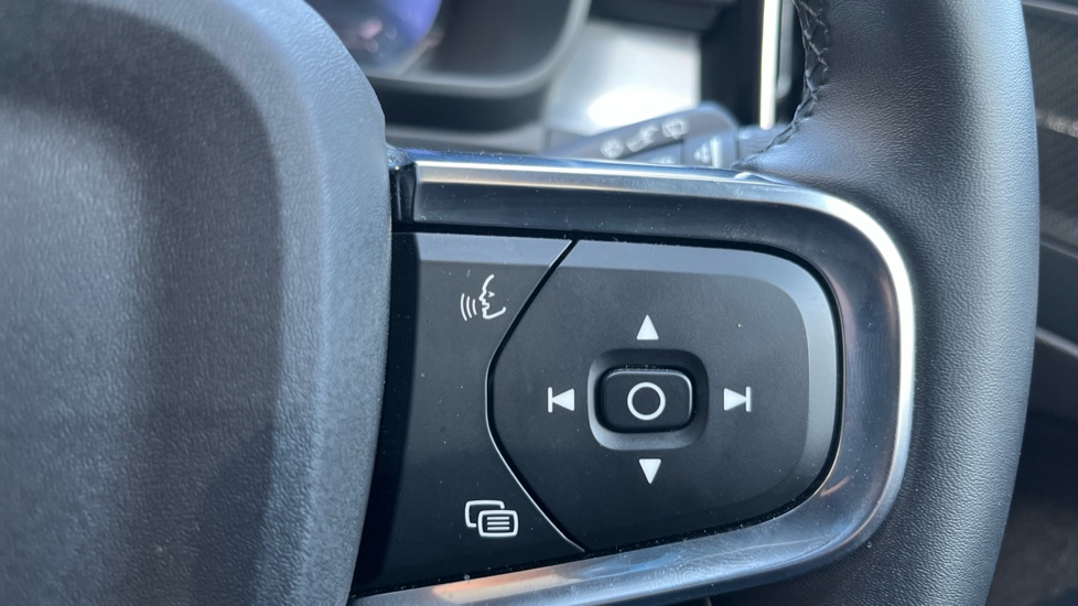 Volvo XC40 2.0 B4P Ultra Black Edition 5dr Auto Petrol Estate - Image 28