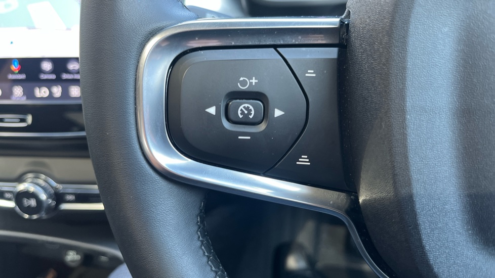 Volvo XC40 2.0 B4P Ultra Black Edition 5dr Auto Petrol Estate - Image 29