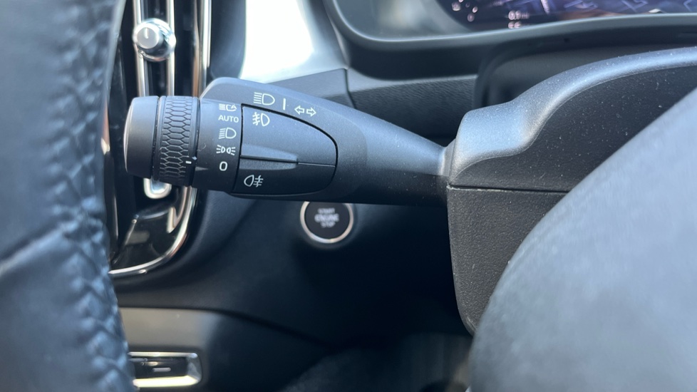 Volvo XC40 2.0 B4P Ultra Black Edition 5dr Auto Petrol Estate - Image 30