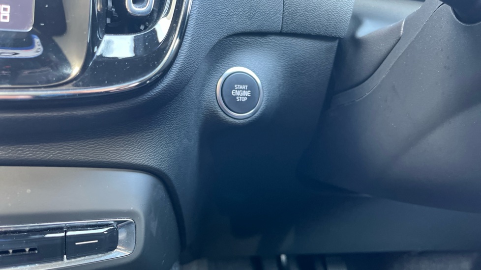 Volvo XC40 2.0 B4P Ultra Black Edition 5dr Auto Petrol Estate - Image 31