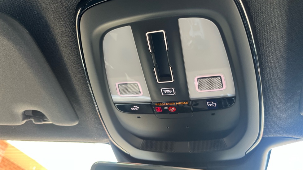 Volvo XC40 2.0 B4P Ultra Black Edition 5dr Auto Petrol Estate - Image 35