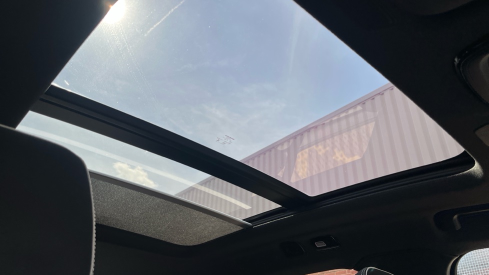 Volvo XC40 2.0 B4P Ultra Black Edition 5dr Auto Petrol Estate - Image 36