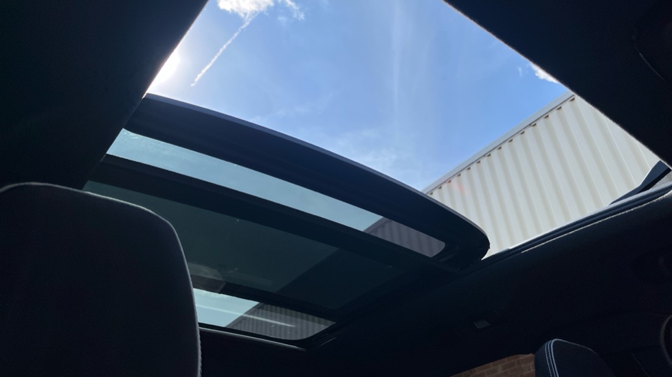 Volvo XC40 2.0 B4P Ultra Black Edition 5dr Auto Petrol Estate - Image 37