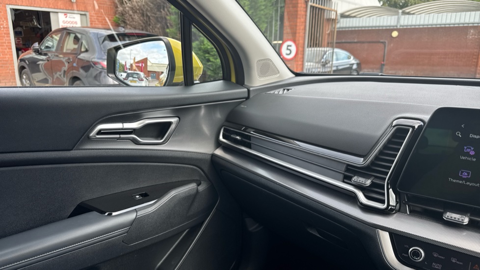 Kia Sportage 1.6T GDi PHEV 3 5dr Auto AWD Estate - Image 35