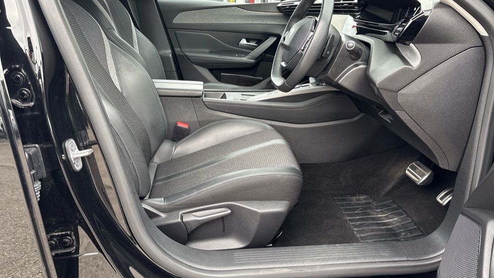 Peugeot 308 1.2 PureTech Allure Premium 5dr EAT8 Petrol Hatchback - Image 31