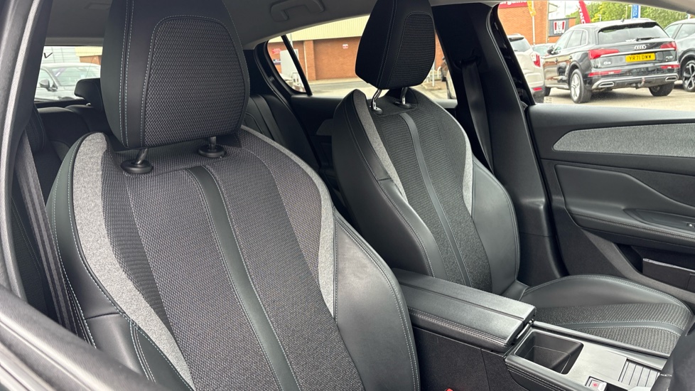 Peugeot 308 1.2 PureTech Allure Premium 5dr EAT8 Petrol Hatchback - Image 33