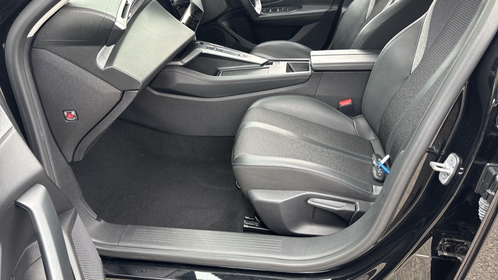 Peugeot 308 1.2 PureTech Allure Premium 5dr EAT8 Petrol Hatchback - Image 36