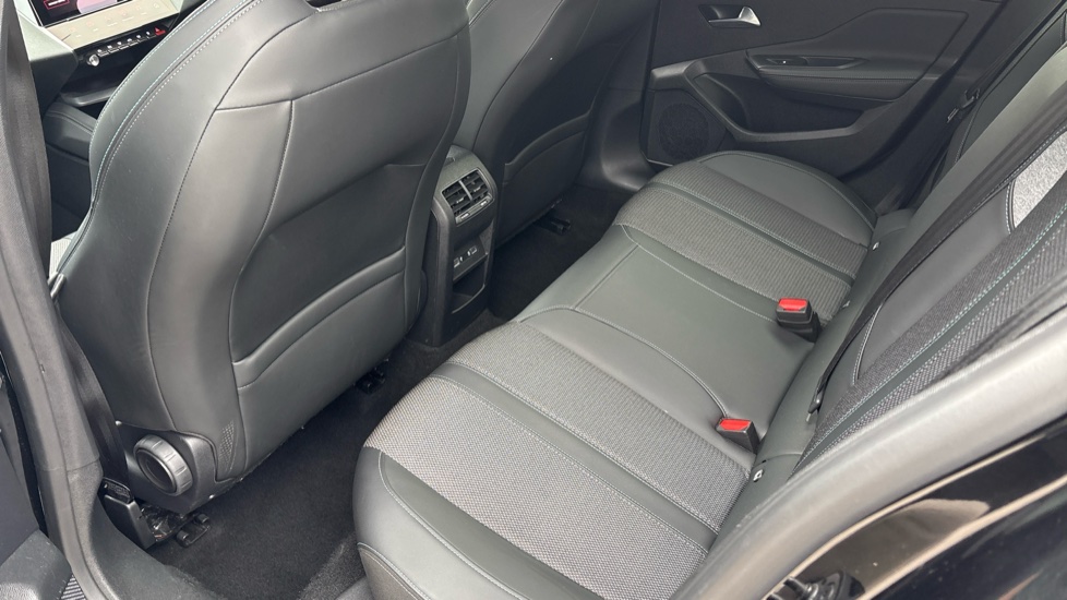 Peugeot 308 1.2 PureTech Allure Premium 5dr EAT8 Petrol Hatchback - Image 37
