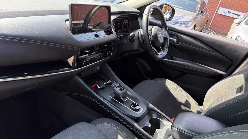 Nissan Qashqai 1.3 DiG-T MH 158 N-Connecta 5dr 4WD Xtronic Petrol Hatchback - Image 9