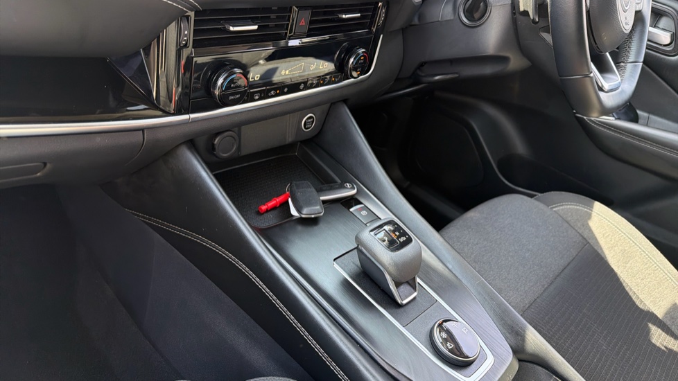 Nissan Qashqai 1.3 DiG-T MH 158 N-Connecta 5dr 4WD Xtronic Petrol Hatchback - Image 13