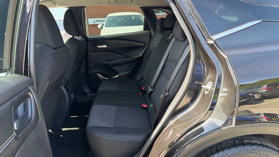 Nissan Qashqai 1.3 DiG-T MH 158 N-Connecta 5dr 4WD Xtronic Petrol Hatchback - Image 16