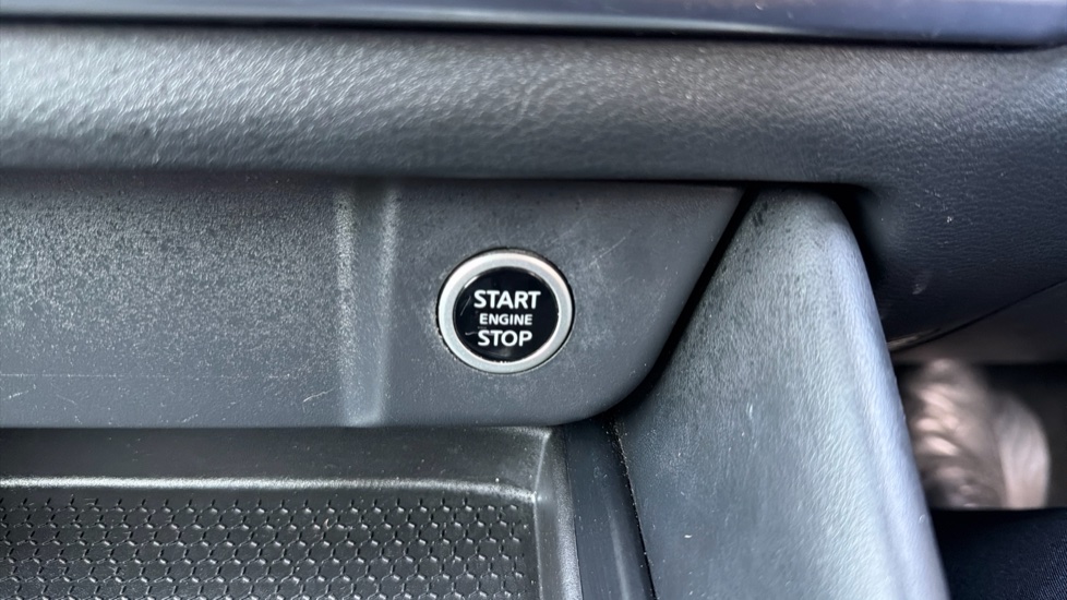 Nissan Qashqai 1.3 DiG-T MH 158 N-Connecta 5dr 4WD Xtronic Petrol Hatchback - Image 31