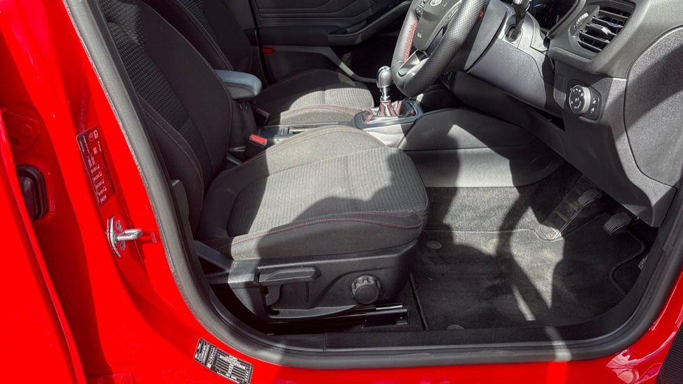 Ford Focus 1.0 EcoBoost Hybrid mHEV 155 ST-Line Edition 5dr Petrol Hatchback - Image 32