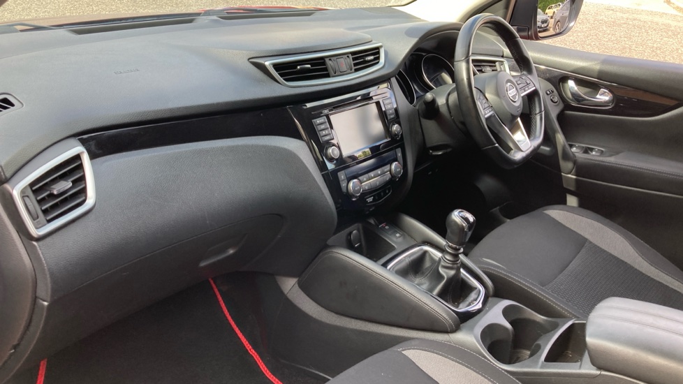 Nissan Qashqai 1.3 DiG-T Acenta Premium 5dr Petrol Hatchback - Image 9