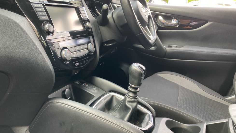 Nissan Qashqai 1.3 DiG-T Acenta Premium 5dr Petrol Hatchback - Image 13