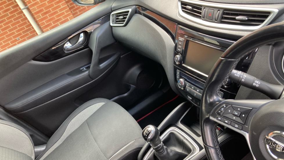 Nissan Qashqai 1.3 DiG-T Acenta Premium 5dr Petrol Hatchback - Image 14