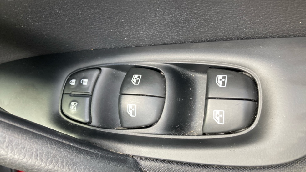 Nissan Qashqai 1.3 DiG-T Acenta Premium 5dr Petrol Hatchback - Image 24