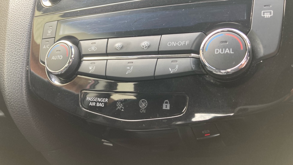 Nissan Qashqai 1.3 DiG-T Acenta Premium 5dr Petrol Hatchback - Image 34