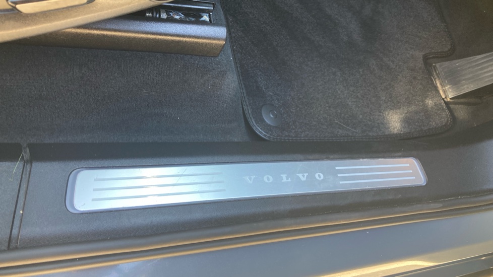 Volvo XC90 2.0 B5D [235] Plus Dark 5dr AWD Geartronic Diesel Estate - Image 33