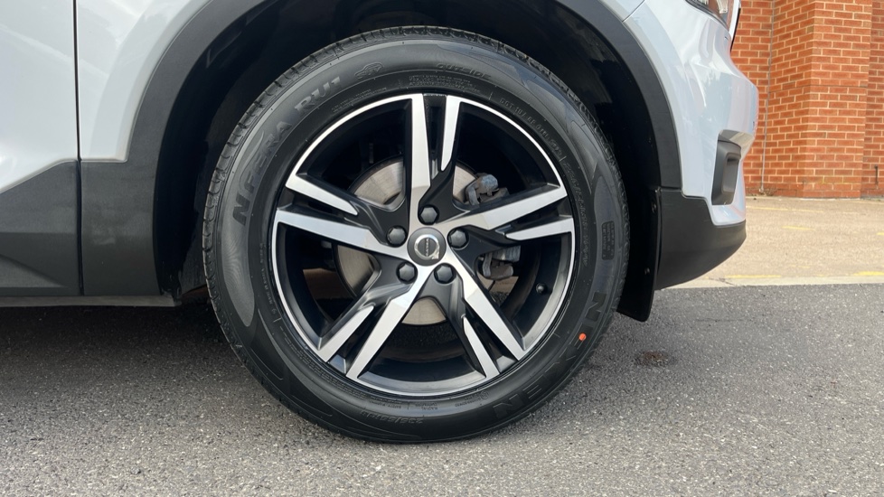 Volvo XC40 1.5 T3 [163] R DESIGN 5dr Petrol Estate - Image 7
