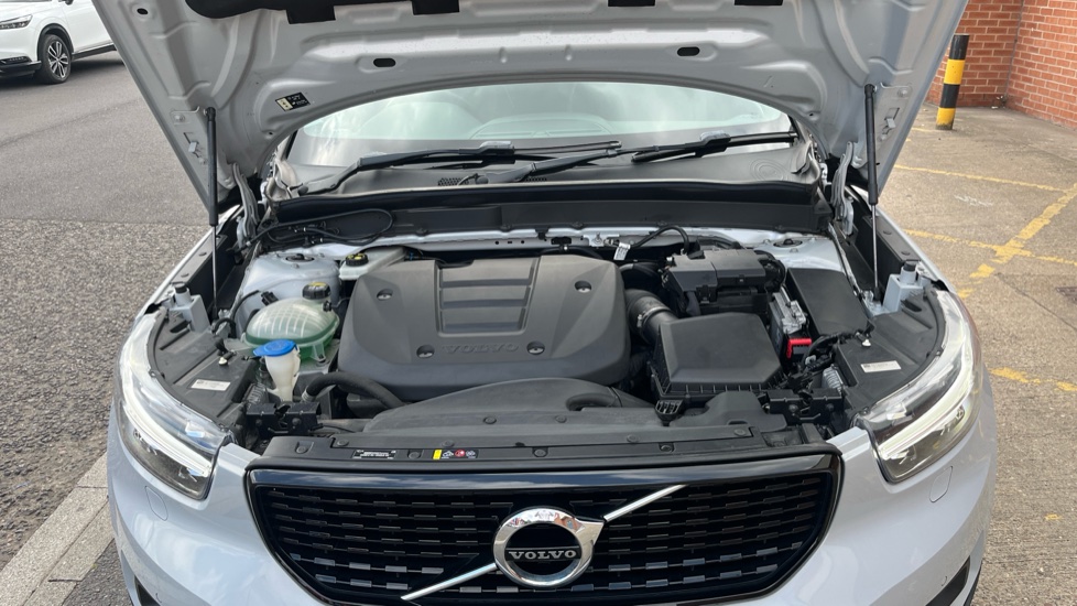 Volvo XC40 1.5 T3 [163] R DESIGN 5dr Petrol Estate - Image 8