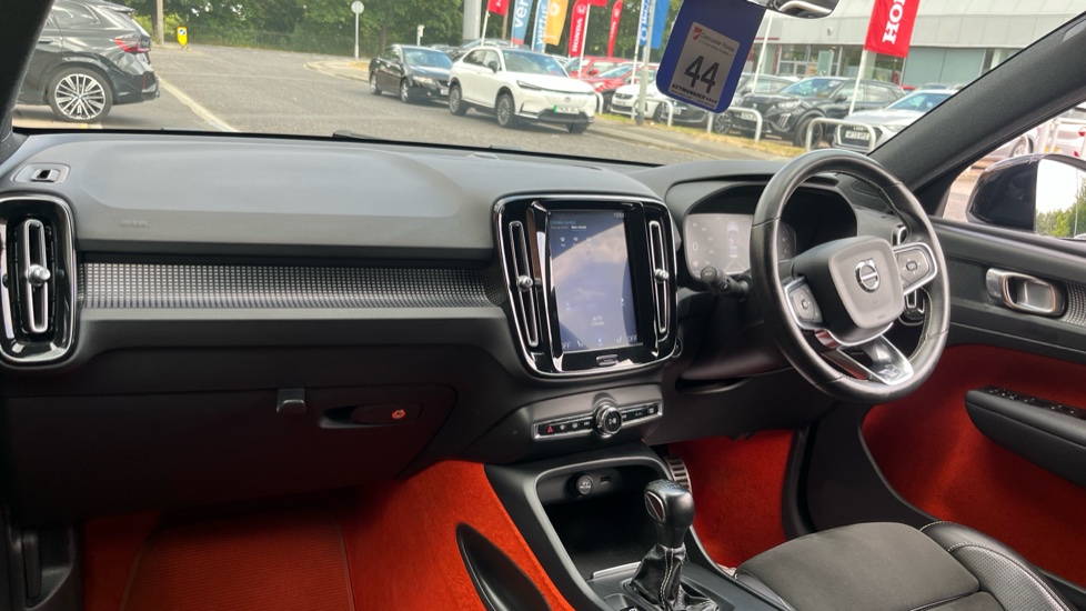 Volvo XC40 1.5 T3 [163] R DESIGN 5dr Petrol Estate - Image 9