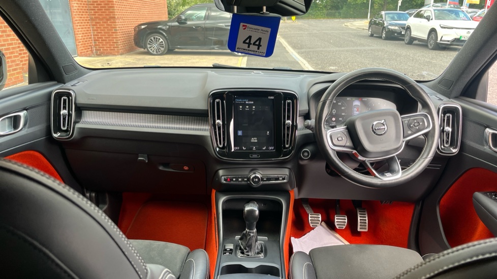 Volvo XC40 1.5 T3 [163] R DESIGN 5dr Petrol Estate - Image 10