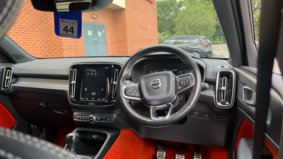 Volvo XC40 1.5 T3 [163] R DESIGN 5dr Petrol Estate - Image 11