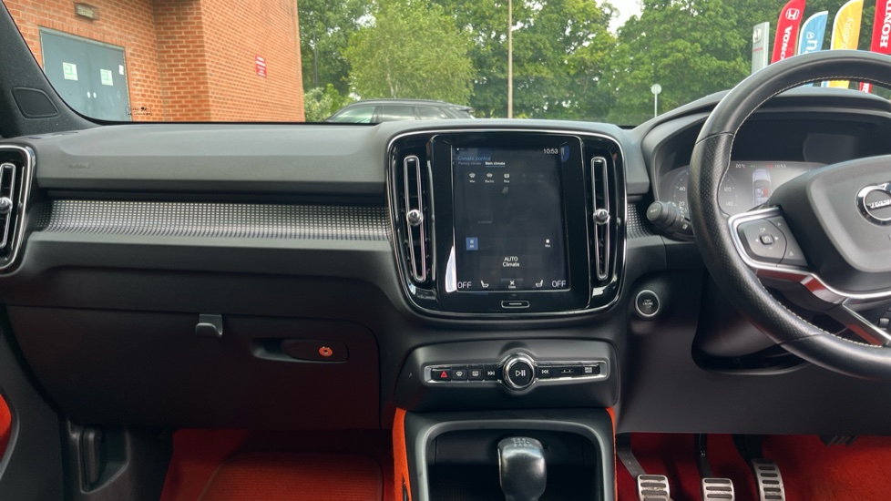 Volvo XC40 1.5 T3 [163] R DESIGN 5dr Petrol Estate - Image 12