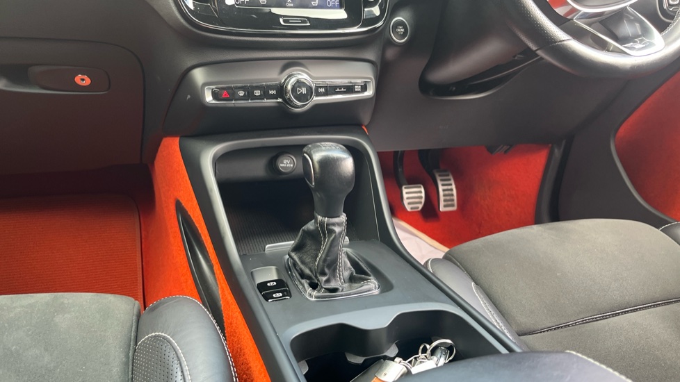 Volvo XC40 1.5 T3 [163] R DESIGN 5dr Petrol Estate - Image 13