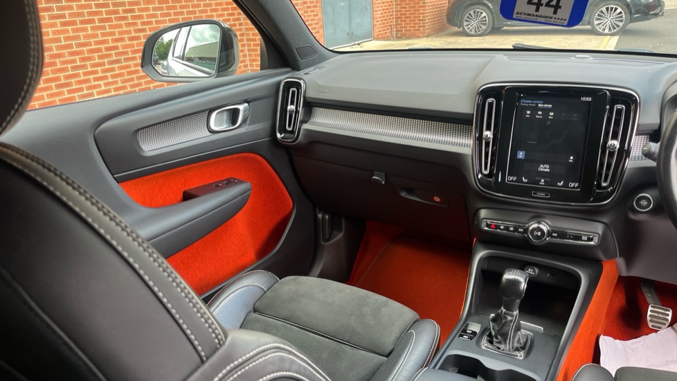 Volvo XC40 1.5 T3 [163] R DESIGN 5dr Petrol Estate - Image 14