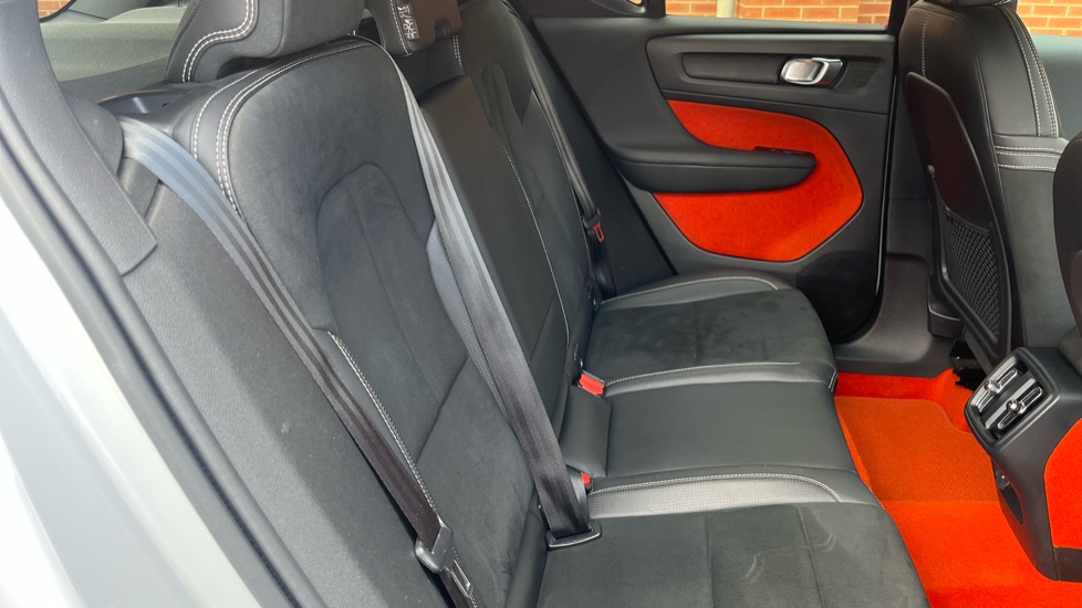Volvo XC40 1.5 T3 [163] R DESIGN 5dr Petrol Estate - Image 15