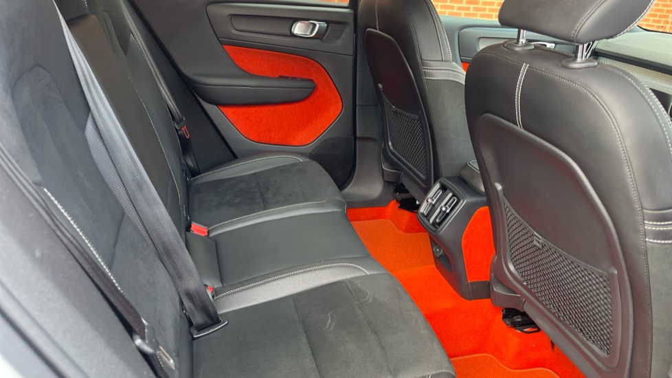 Volvo XC40 1.5 T3 [163] R DESIGN 5dr Petrol Estate - Image 16
