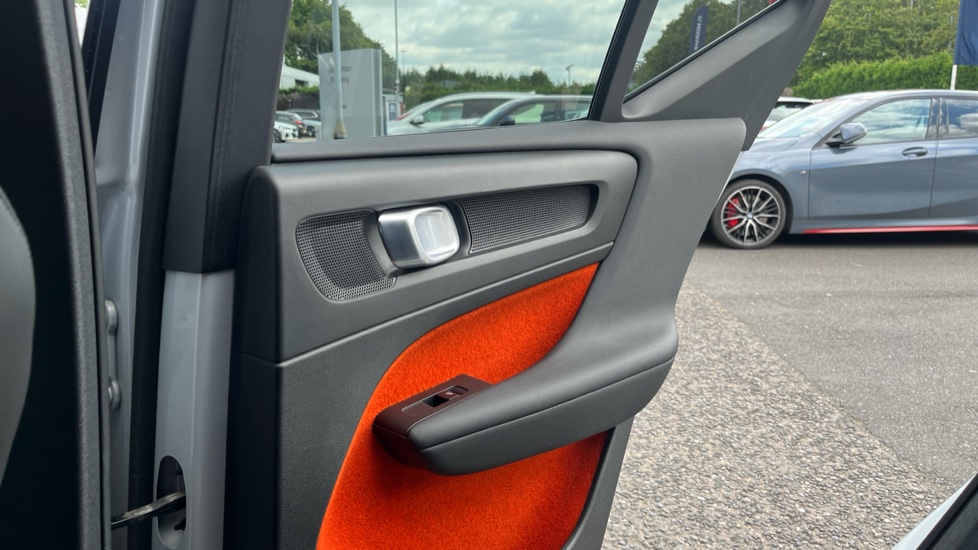 Volvo XC40 1.5 T3 [163] R DESIGN 5dr Petrol Estate - Image 24