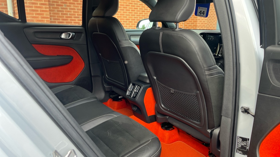 Volvo XC40 1.5 T3 [163] R DESIGN 5dr Petrol Estate - Image 25