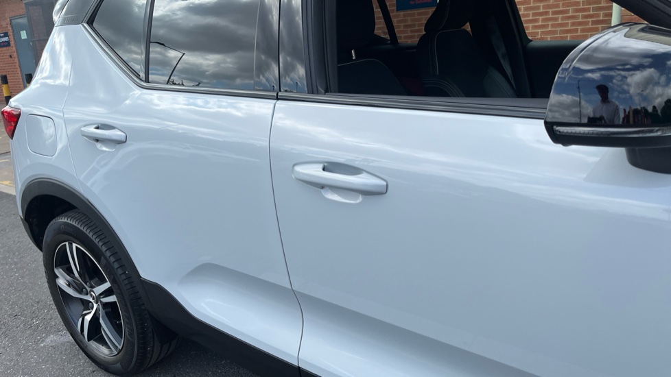 Volvo XC40 1.5 T3 [163] R DESIGN 5dr Petrol Estate - Image 28