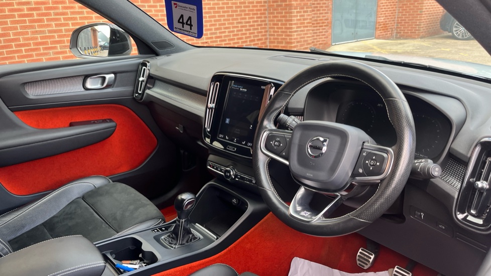 Volvo XC40 1.5 T3 [163] R DESIGN 5dr Petrol Estate - Image 30