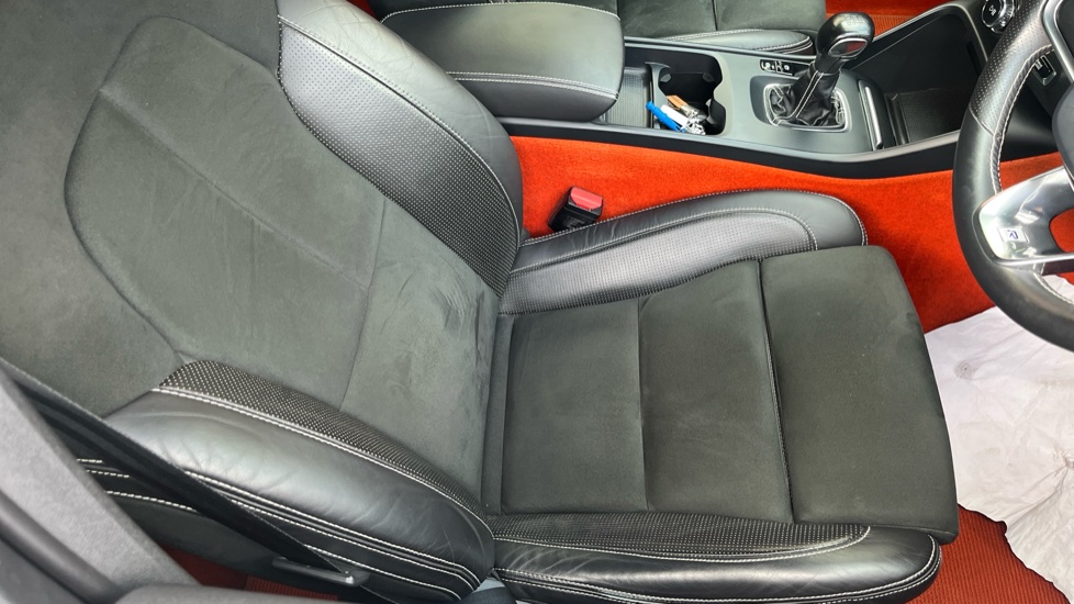 Volvo XC40 1.5 T3 [163] R DESIGN 5dr Petrol Estate - Image 31