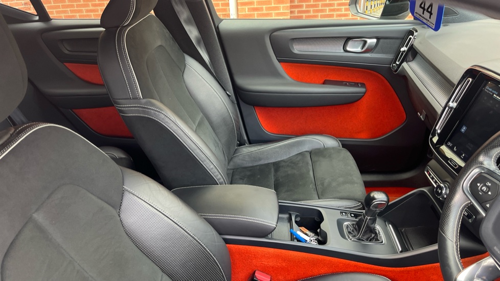 Volvo XC40 1.5 T3 [163] R DESIGN 5dr Petrol Estate - Image 32