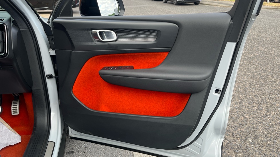 Volvo XC40 1.5 T3 [163] R DESIGN 5dr Petrol Estate - Image 33