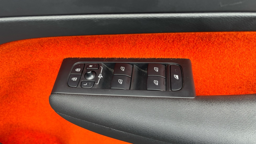 Volvo XC40 1.5 T3 [163] R DESIGN 5dr Petrol Estate - Image 34
