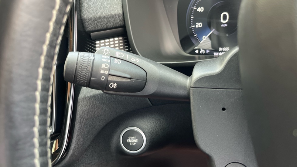 Volvo XC40 1.5 T3 [163] R DESIGN 5dr Petrol Estate - Image 40