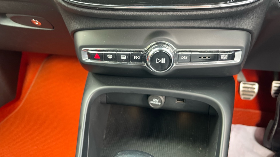 Volvo XC40 1.5 T3 [163] R DESIGN 5dr Petrol Estate - Image 43