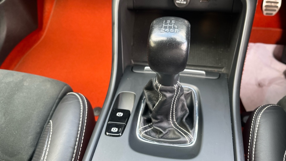 Volvo XC40 1.5 T3 [163] R DESIGN 5dr Petrol Estate - Image 44