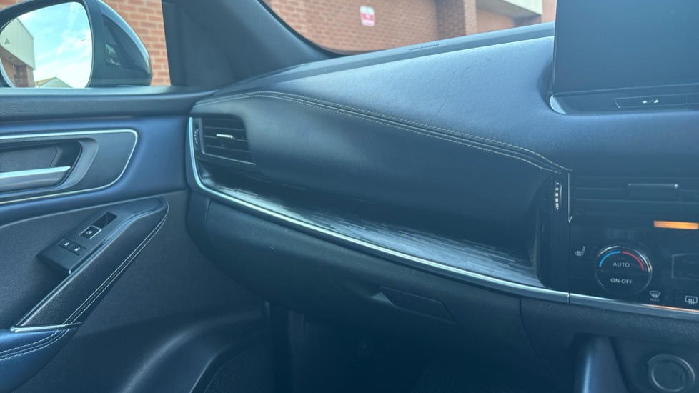 Nissan Qashqai 1.3 DiG-T MH Tekna 5dr Petrol Hatchback - Image 19