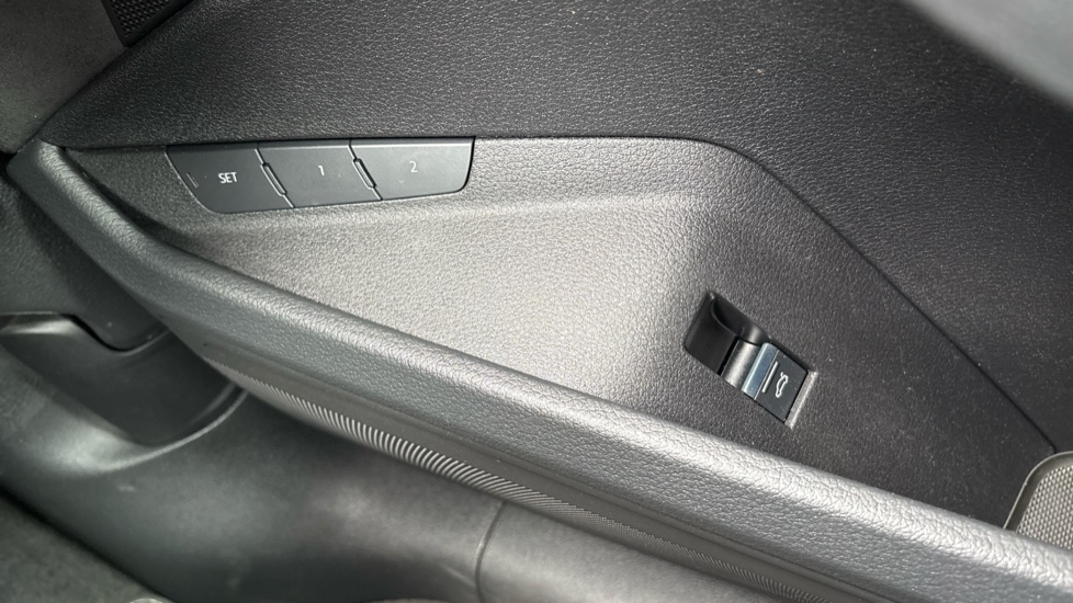 Audi e-tron 230kW 50 Quattro 71kWh Black Edition 5dr Auto Electric Estate - Image 31