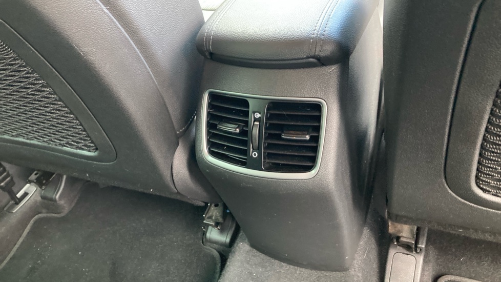 Hyundai TUCSON 2.0 CRDi Premium 5dr Diesel Estate - Image 24